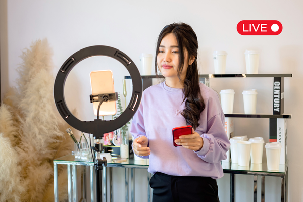 Nữ influencer Việt Nam đang livestream với đèn ring và điện thoại, quảng bá sản phẩm cho chiến dịch tiếp thị liên kết.